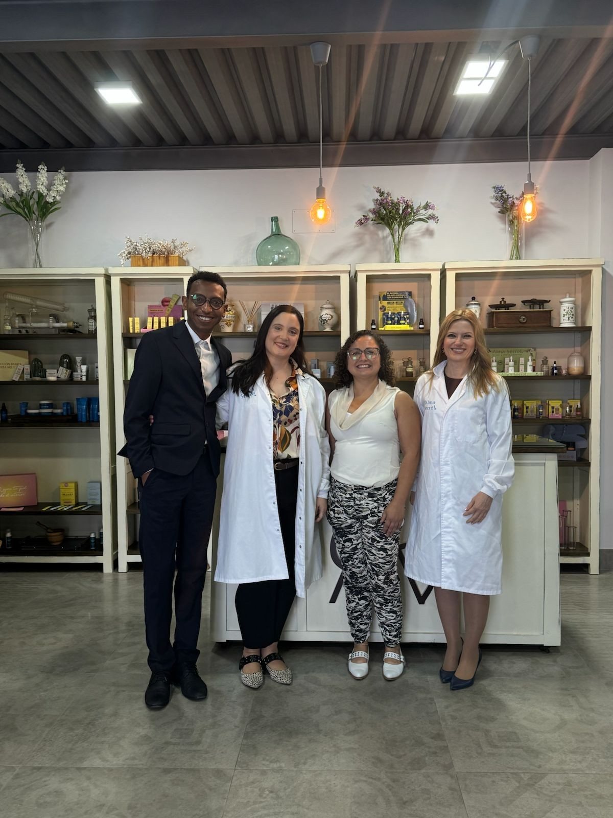 Equipo de Naturally junto al equipo de Alma Secret en España