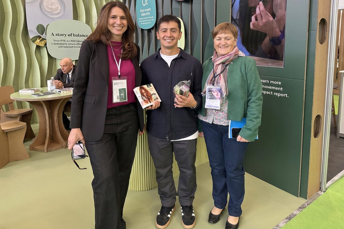 Visita de Naturally al stand de Herbatint en una feria en Europa