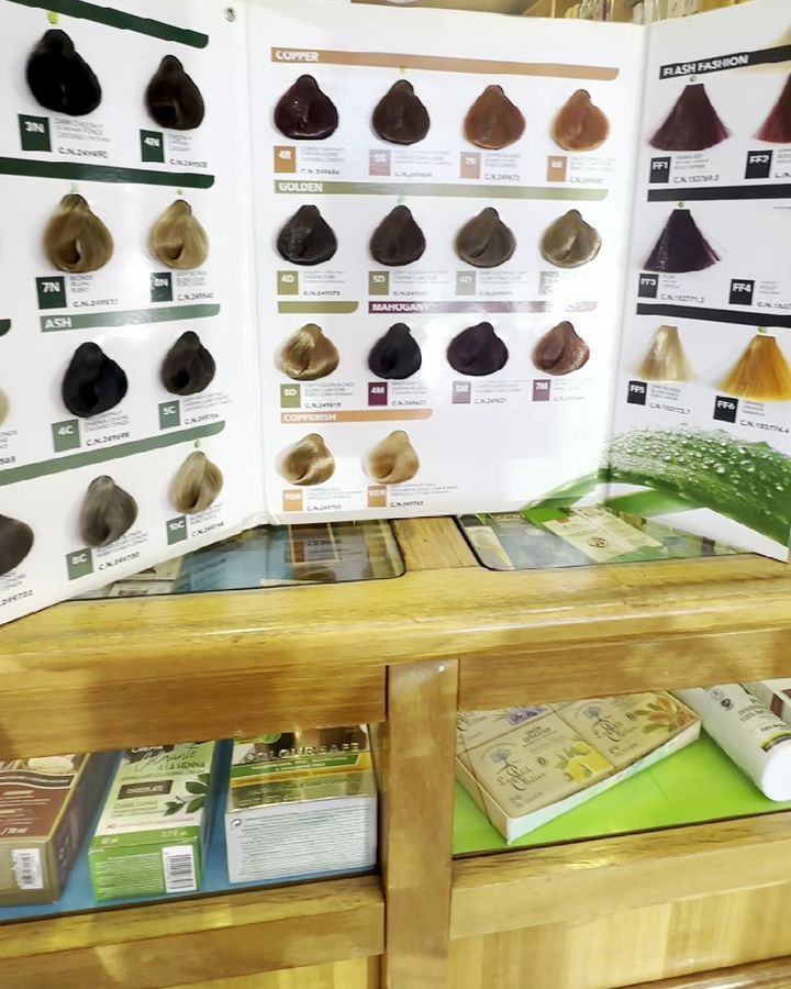 Carta de colores Herbatint sobre el mesón de Patio Azul, Vitacura